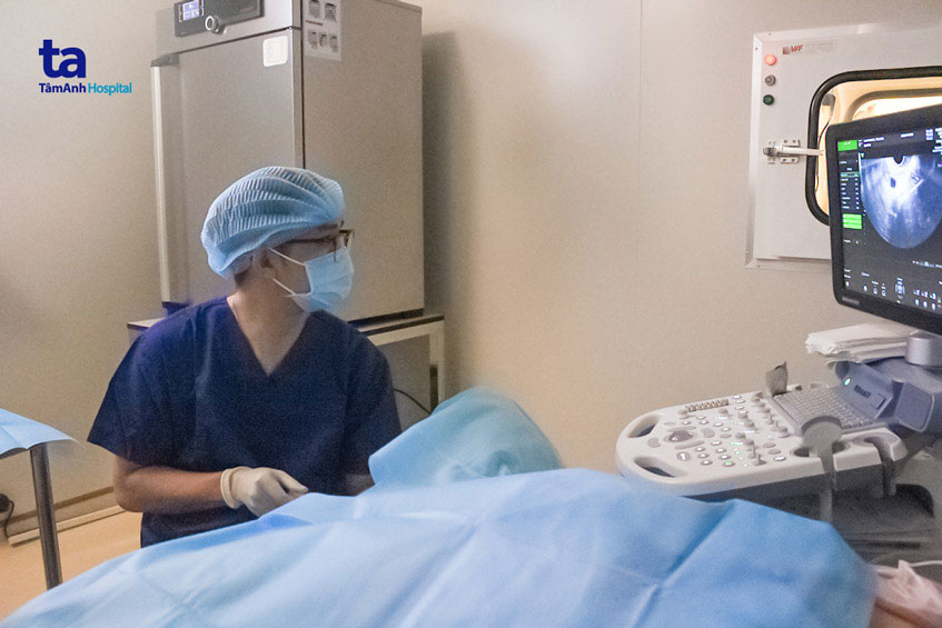 Bác sĩ tại IVFTA-HCM đang tiến hành chọc hút noãn cho bệnh nhân