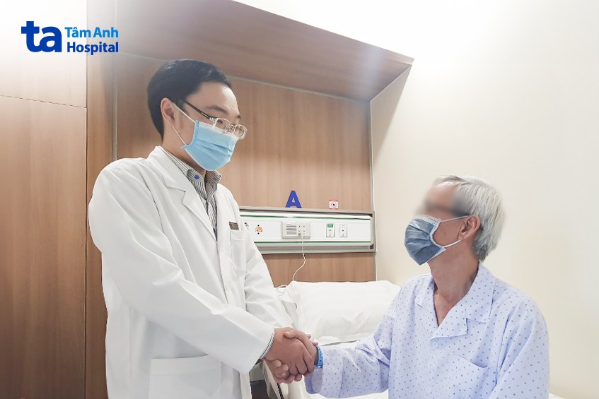 bác sĩ kiểm tra sức khỏe