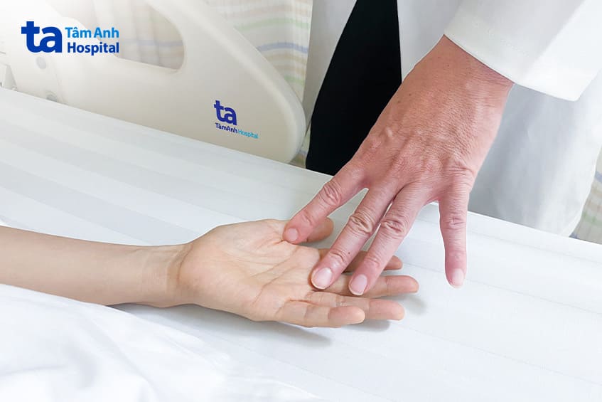 Bác sĩ Tấn khám sau mổ cho người bệnh
