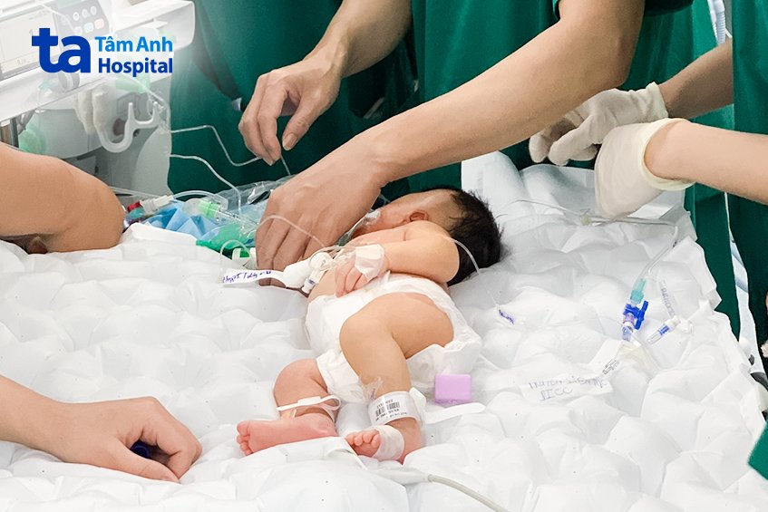 Bé An được chăm sóc tích cực nhằm sớm ổn định sức khỏe