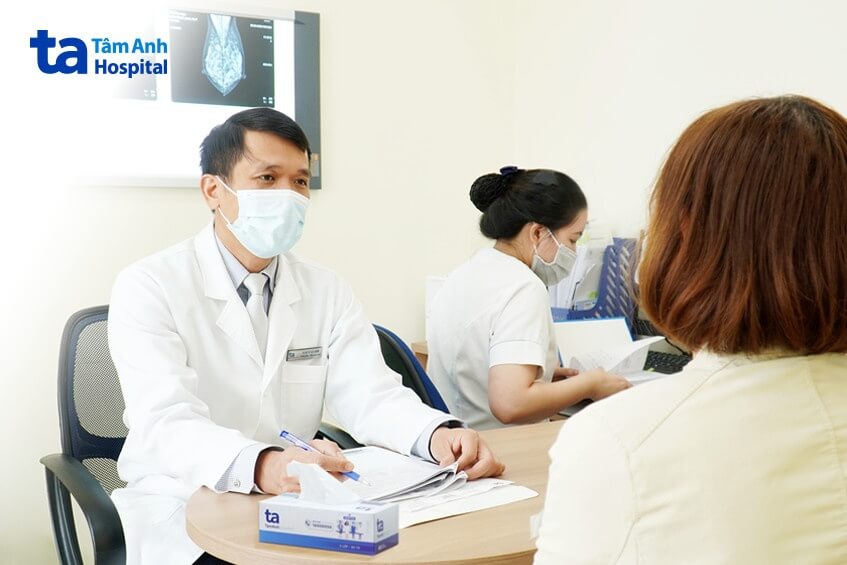 TS.BS Vũ Hữu Khiêm khám cho người bệnh ung thư vú tại BVĐK Tâm Anh.