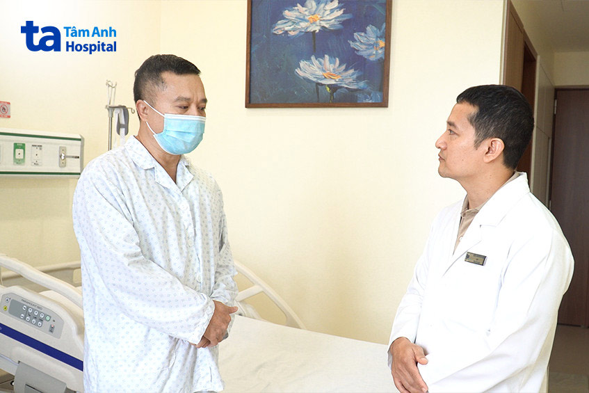 BS Nguyễn Đức Hưng dặn dò bệnh nhân 