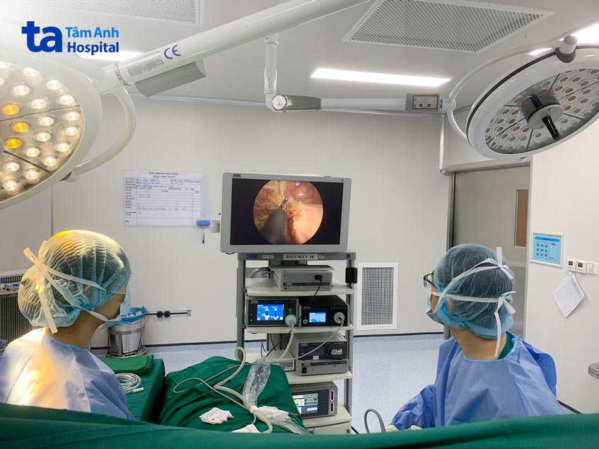 BS Trần Quốc Hoài mổ cắt hạch giao cảm