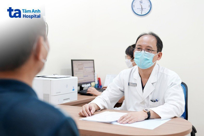 BS Vũ Trường Khanh khám cho người bệnh