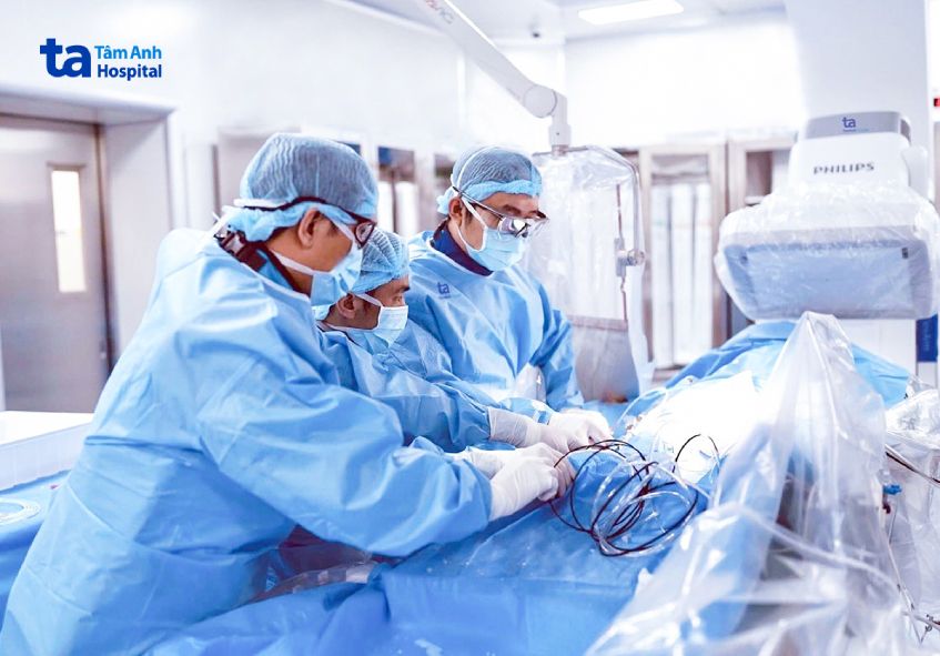 Các bác sĩ tiến hành khoan cắt mảng xơ vữa trong lòng mạch bằng mũi khoan phủ kim cương trước khi đặt stent cho bệnh nhân.