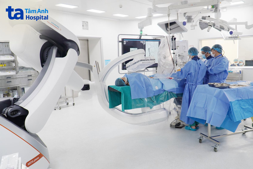 Các bác sĩ sử dụng robot Artis Pheno