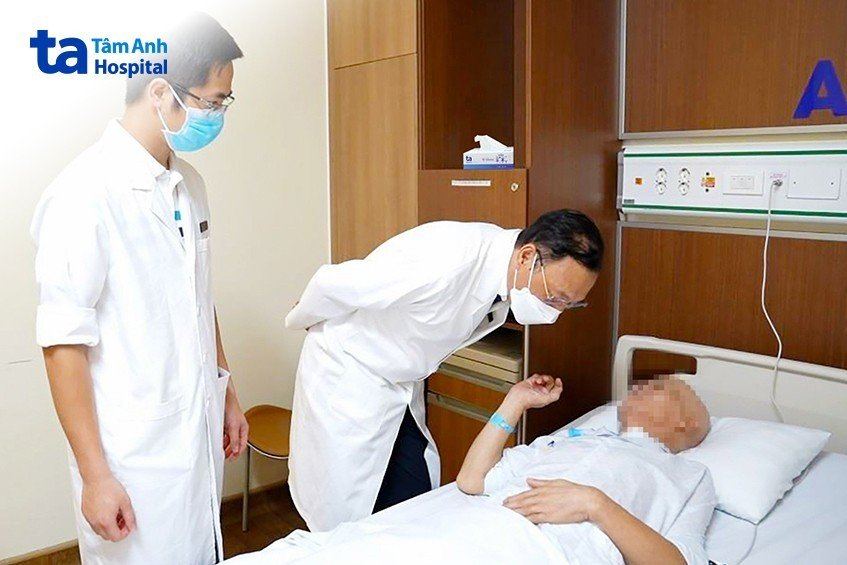 thăm khám cho người bệnh sau nội soi