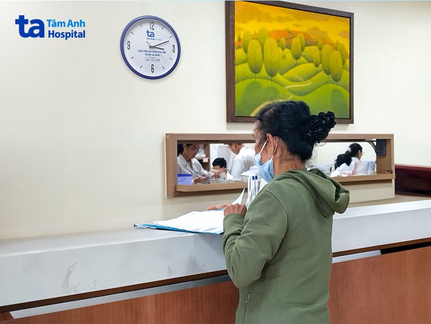 Cô H. đang lấy thuốc tại nhà thuốc BVĐK Tâm Anh