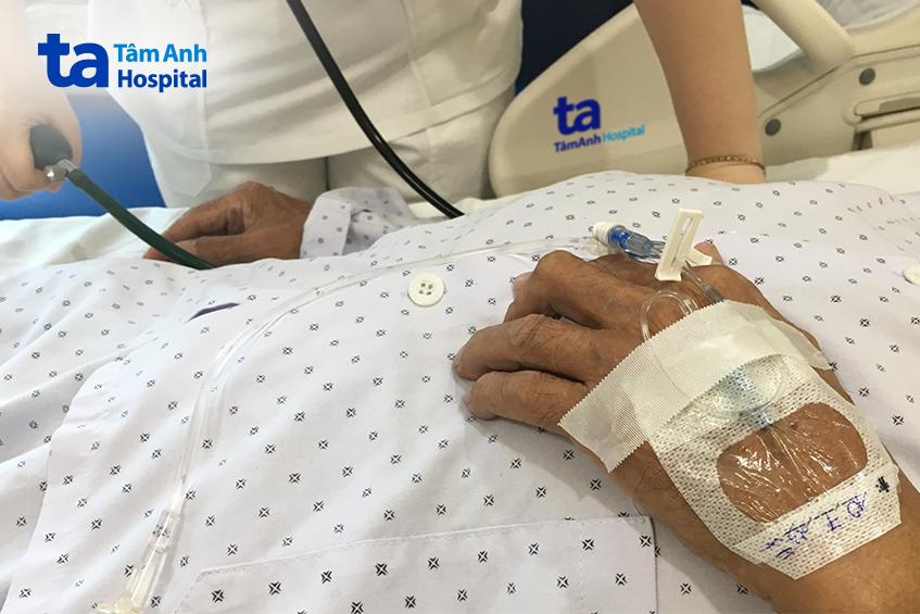 cụ ông thoát vị bàng quang