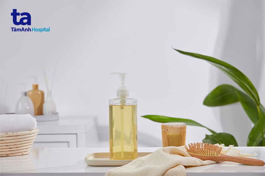 sử dụng dầu gội dịu nhẹ giúp giảm gãy rụng tóc