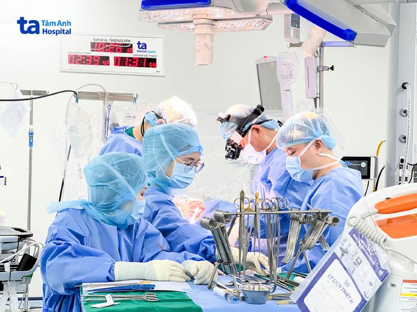 Bác sĩ bắc cầu nối, giải quyết tắc hẹp ba nhánh mạch vành cho bệnh nhân. Ảnh: Bệnh viện Tâm Anh