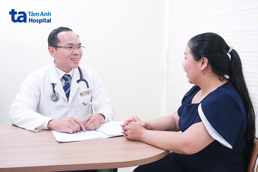 Bác sĩ CKI Võ Trần Nguyên Duy đang khám bệnh
