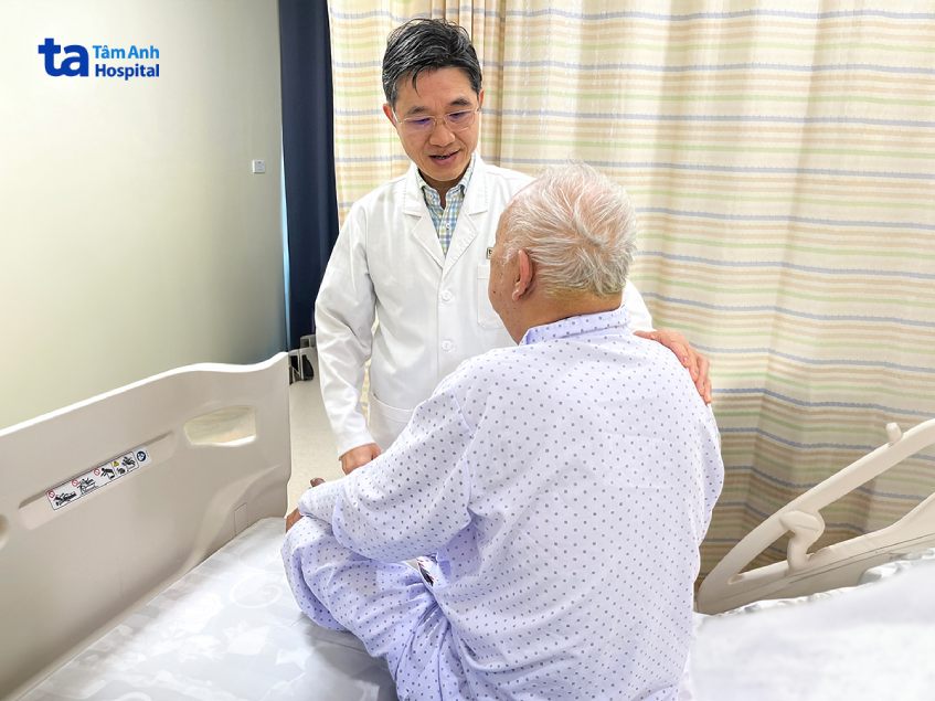 Bác sĩ Dũng hỏi thăm sức khỏe bệnh nhân sau phẫu thuật ba ngày