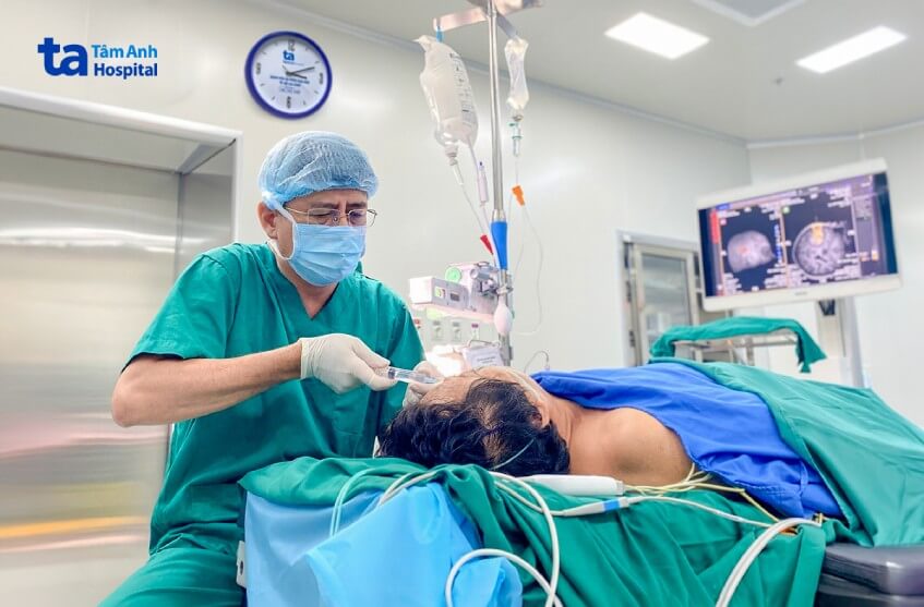 bác sĩ gây tê trước khi mổ
