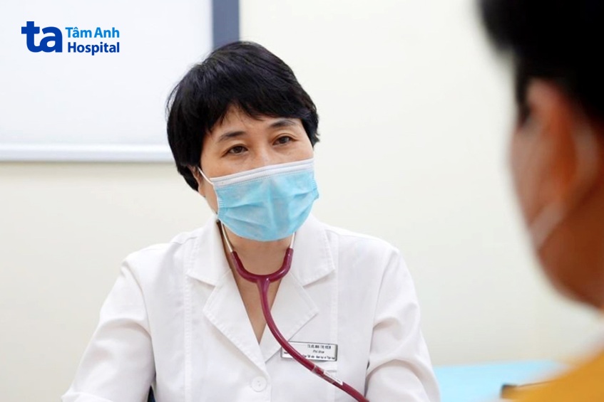 bác sĩ thăm khám