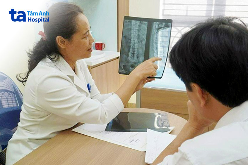 bác sĩ hoa đang khám cho bệnh nhân