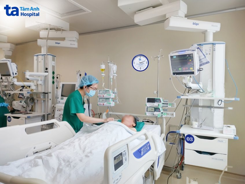 Bác sĩ Ngọc Thuận đang khám cho bệnh nhân
