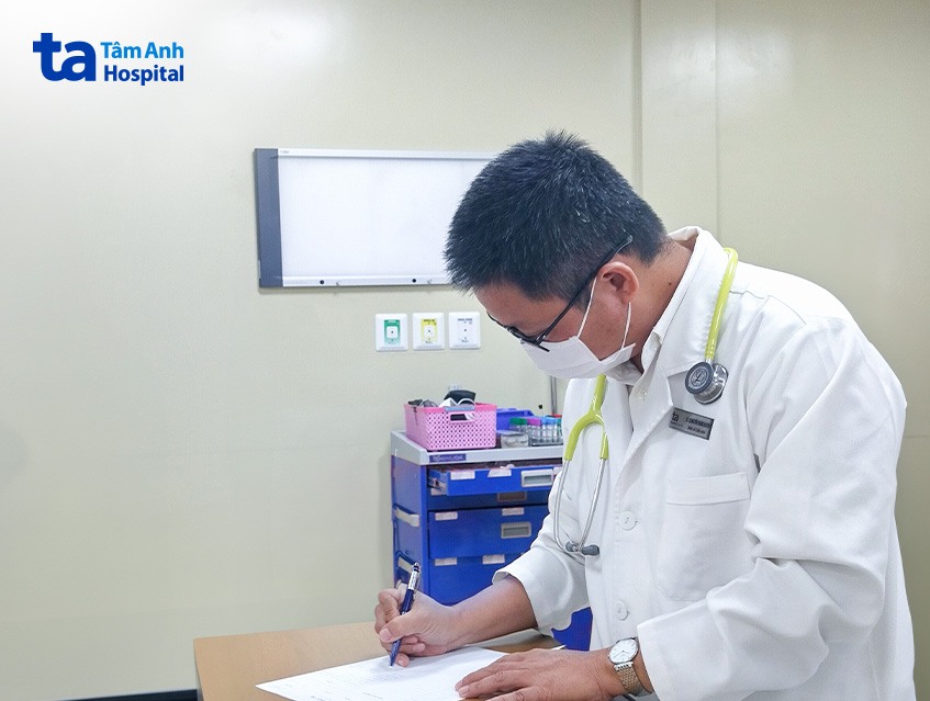 Bác sĩ Nguyễn Hoàng Khương đang ghi nhận hồ sơ bệnh án