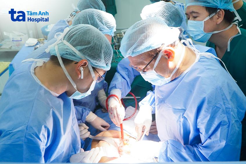 bác sĩ phẫu thuật bướu thận