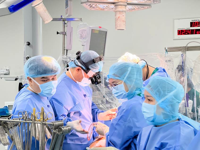 Bác sĩ phẫu thuật cắt bỏ khối phình động mạch chủ bụng cho bệnh nhân
