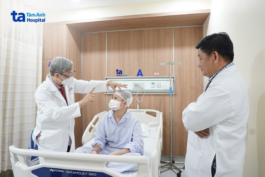 bác sĩ tấn sĩ thăm khám sức khỏe bệnh nhân