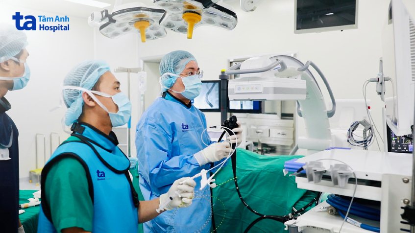 bác sĩ thực hiện phẫu thuật