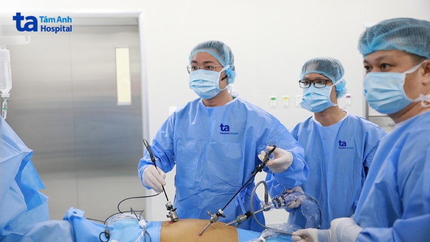 bác sĩ tiếp tục thực hiện phẫu thuật