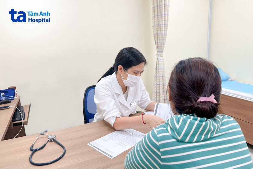 Bác sĩ Trần Nguyễn Quỳnh Trâm đang khám cho bị B