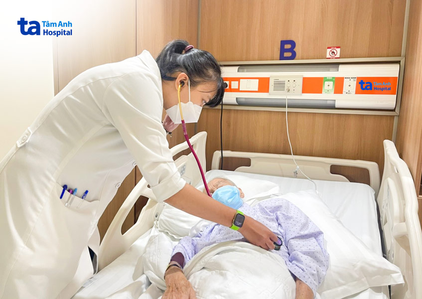 Bác sĩ Châu kiểm tra sức khỏe người bệnh