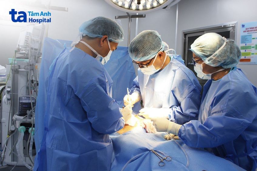 BS Hùng (giữa) phẫu thuật bóc u buồng trứng vỡ cho chị Hoa