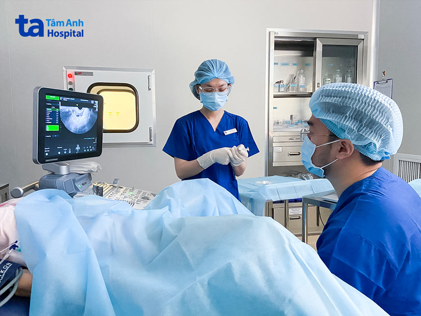 Bác sĩ Lê Xuân Nguyên chọc hút noãn