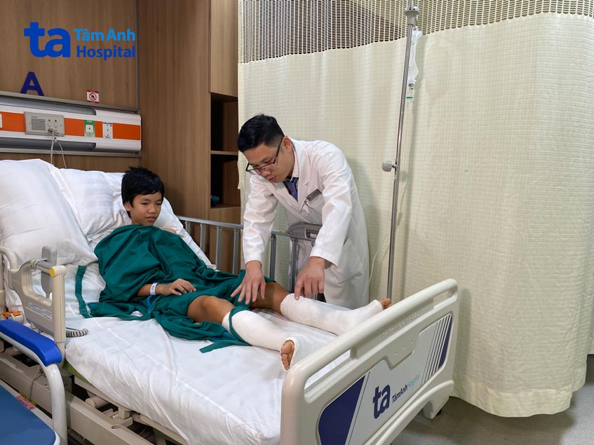 Bác sĩ Ơn kiểm tra tình trạng bệnh nhi