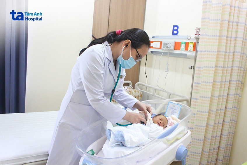 Bác sĩ Thanh Lan kiểm tra cho con sản phụ Hằng 