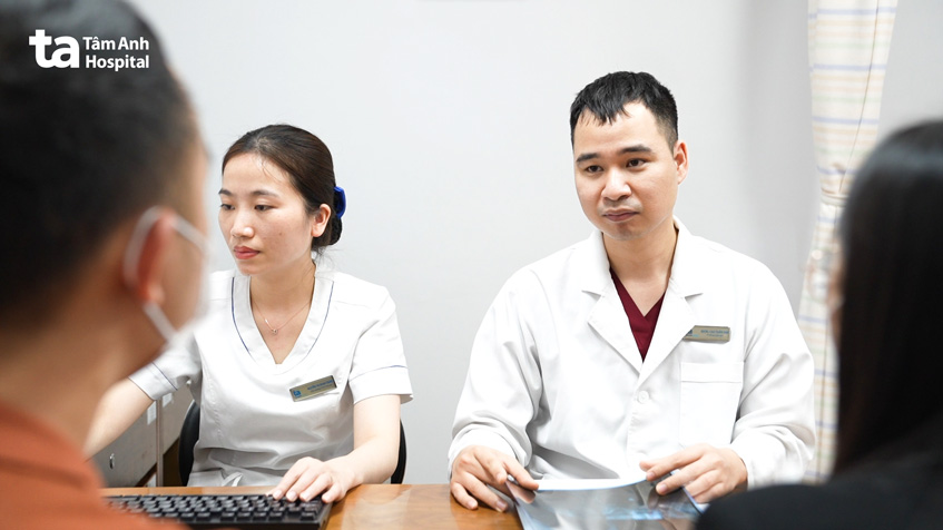 BS Tuấn Anh tư vấn điều trị hiếm muộn.