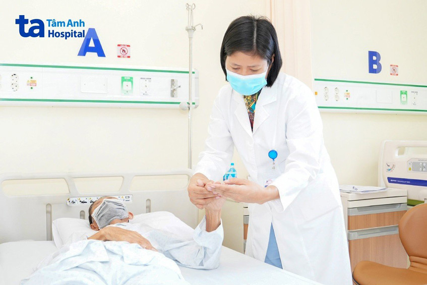 BS Vũ Thị Thanh khám dinh dưỡng