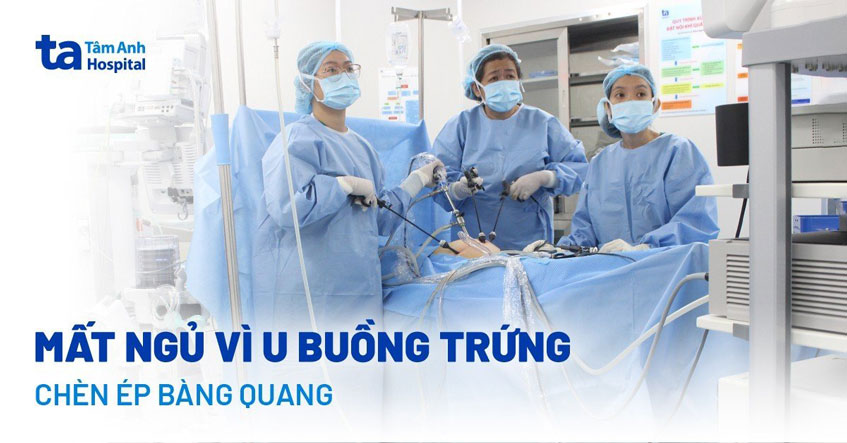 Hút hai lít dịch trong buồng trứng
