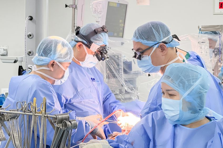 Các bác sĩ phẫu thuật bắc cầu nối tạo đường đi mới dẫn máu về tim