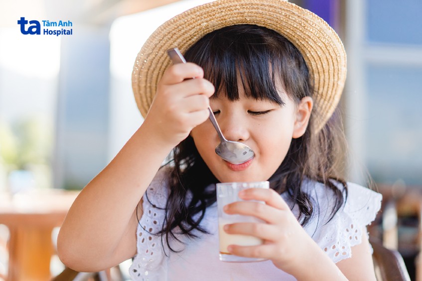 Cho trẻ ăn sữa chua đúng cách và phù hợp