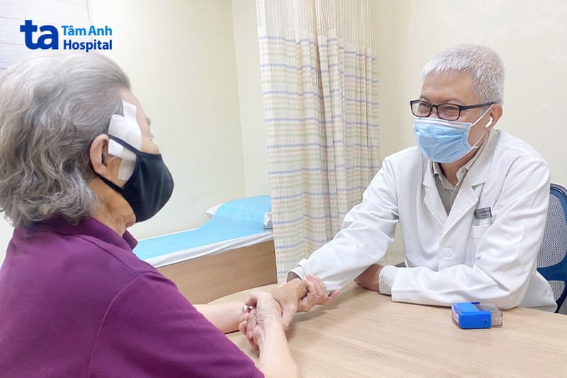 Đoàn Minh Trông thăm khám bệnh nhân