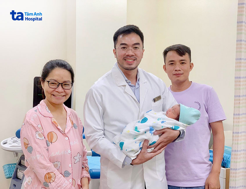 Gia đình chị Mai thăm và tri ân bác sĩ 
