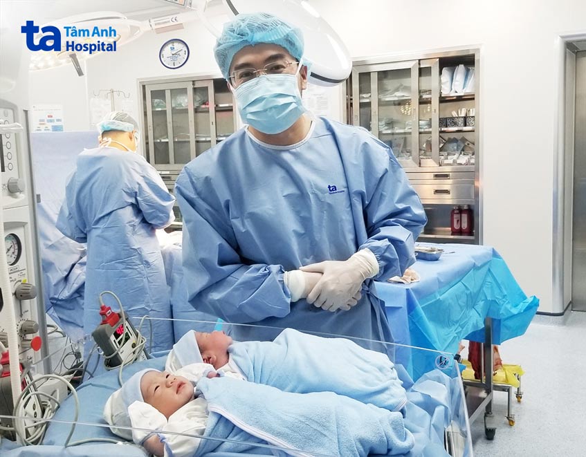 Hai bé trai chào đời khỏe mạnh 
