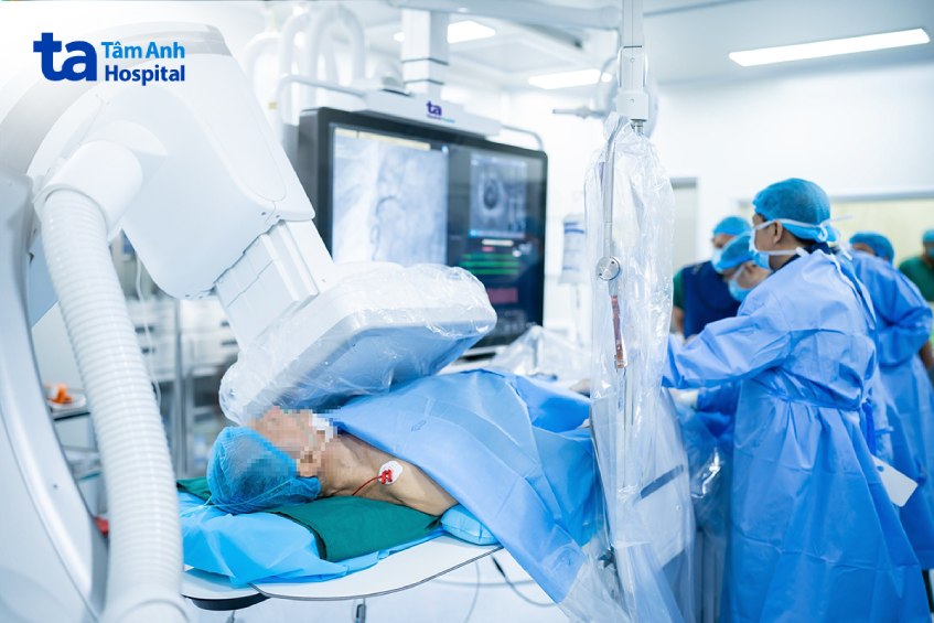 Nếu xác định cơn đau thắt ngực không ổn định do hẹp mạch vành, bệnh nhân sẽ được chỉ định đặt stent nong mạch, phòng ngừa nhồi máu cơ tim cấp