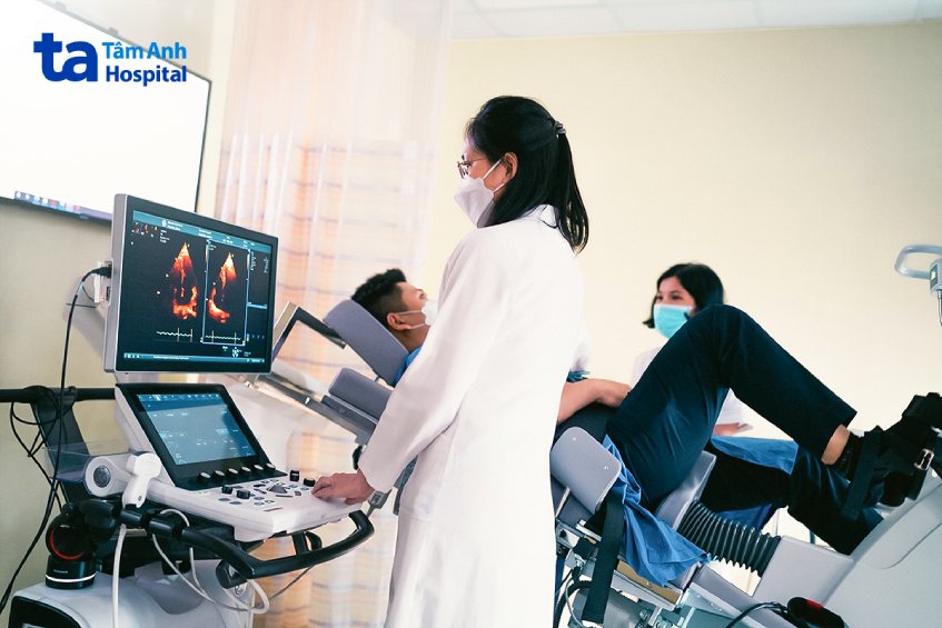 Bệnh nhân thực hiện nghiệm pháp gắng sức xe đạp lực kế để chẩn đoán cơn đau ngực Prinzmetal