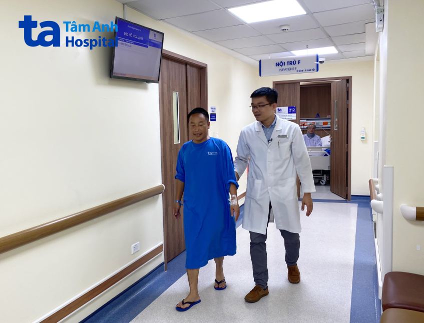 Người bệnh tập đi lại sau phẫu thuật.