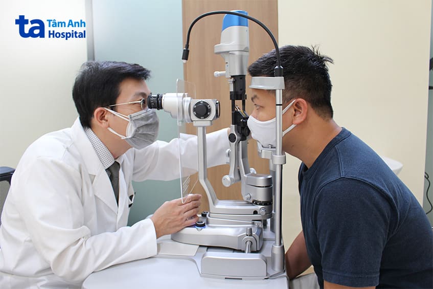 bác sĩ tùng đang soi đáy mắt trực tiếp bằng đèn khe