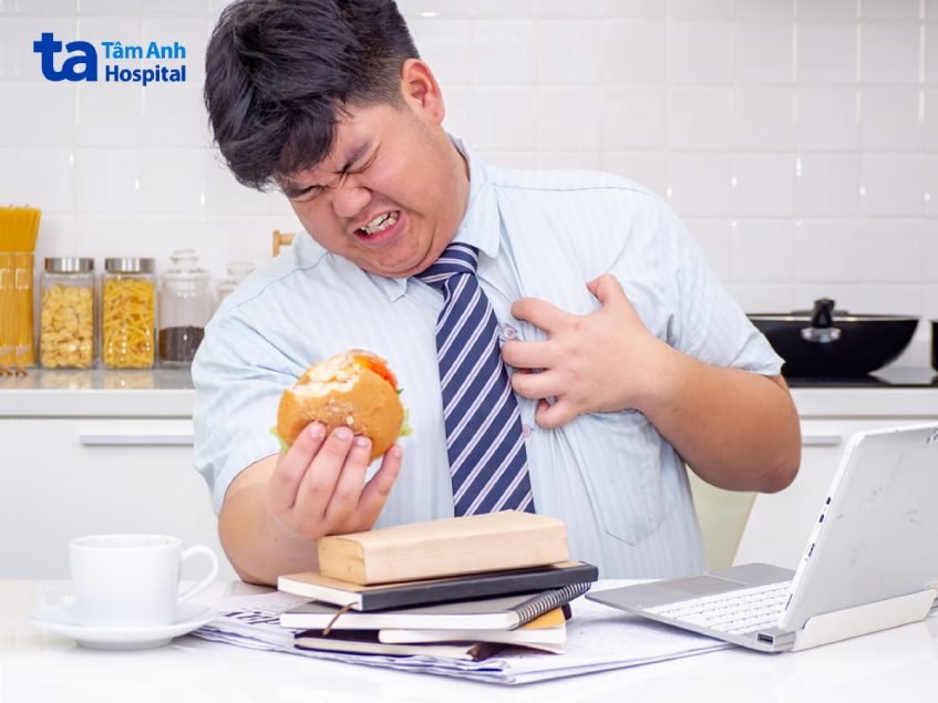 Thừa cân - béo phì, lạm dụng thức ăn nhanh và thực phẩm chế biến sẵn là những yếu tố làm tăng nguy cơ đau thắt ngực ổn định