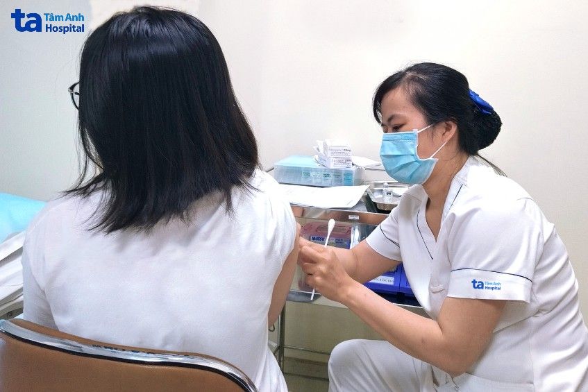 bệnh nhân đang được tiêm thuốc