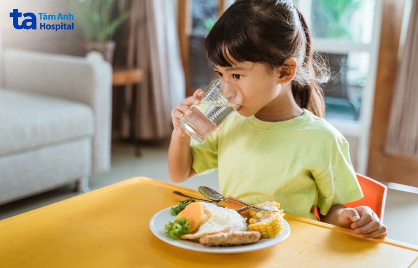 Trẻ bị tiêu chảy nên ăn uống đủ chất