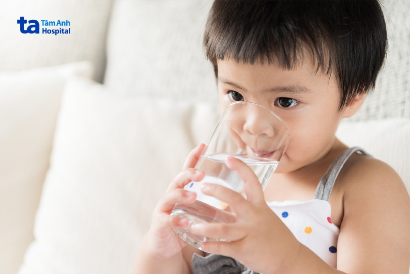 Trẻ bị tiêu chảy nên uống nhiều nước hơn bình thường