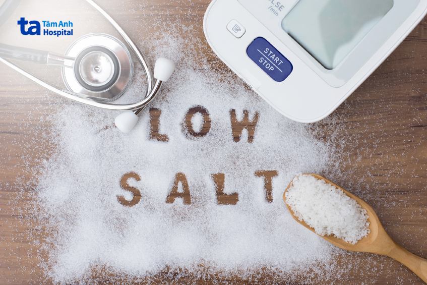 Trẻ bị viêm cầu thận cấp nên giảm lượng muối nạp vào